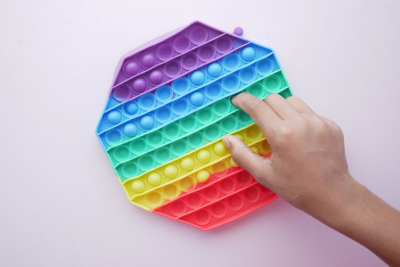 Prečo sú senzorické hračky také populárne a čo dieťaťu prinášajú