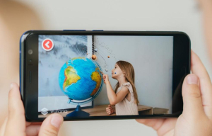 Interaktívny svietiaci glóbus s 3D reliéfom a nočnými súhvezdiami, slovenskými popismi a bezplatnou interaktívnou aplikáciou